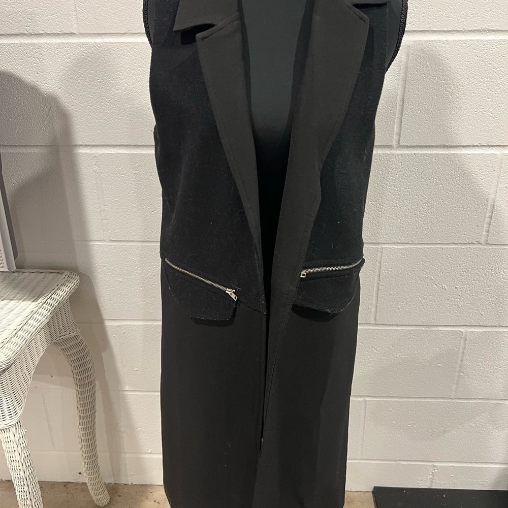 Forever 21 Black Sleeveless Vest with Zipper Details Size Small